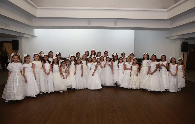 Las hermanitas de las debutantes posan para una foto. / Shino HS Esplendor, belleza y calidad artística