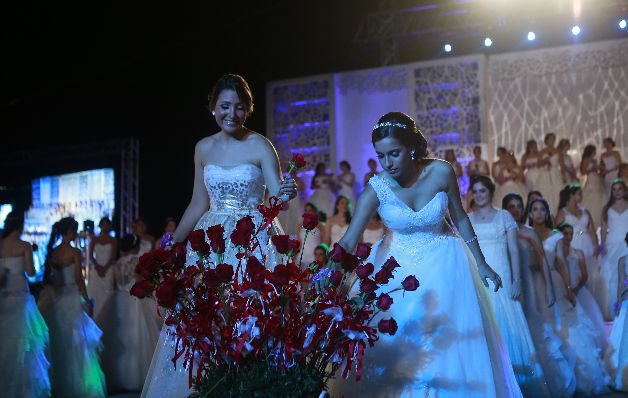 La que escoja la rosa que diga "Reina debutante" es la ganadora. / Shino HS Esplendor, belleza y calidad artística