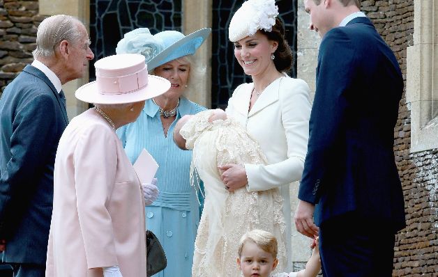 Los abuelos no dejaban de apreciarla. / Archivo El bautizo de una princesa