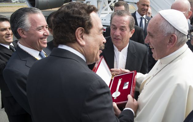 Autoridades ecuatorianas le hacen un regalo al líder de la Iglesia. Ecuador: Papa pide unidad y ejemplo para evangelizar