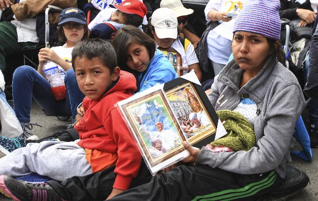 Un grupo de niños escucha las palabras del papa Francisco. / EFE Ecuador: Papa pide unidad y ejemplo para evangelizar