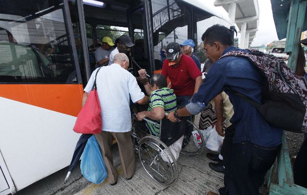Las personas que se movilizan en silla de ruedas se les hace difícil, ya que muchas de las rampas que tienen los metrobuses no están funcionando, por lo que necesitan la ayuda de otros usuarios para que los puedan subir al transporte.