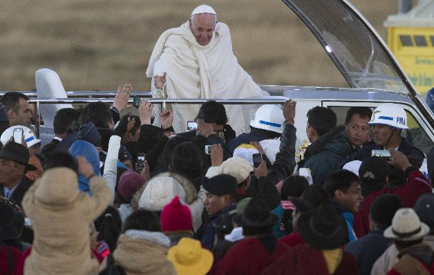 Recorrido del papa rumbo a La Paz. Papa destaca los esfuerzos de Bolivia de incluir a minorías
