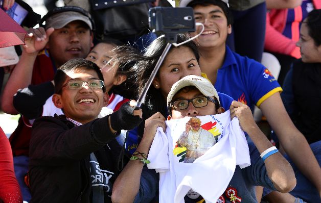 Los bolivianos escucharon con atención el discurso papal. Papa destaca los esfuerzos de Bolivia de incluir a minorías
