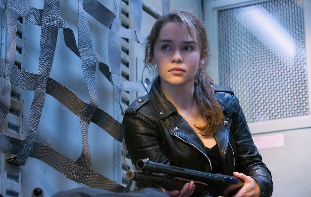 Sarah explica a Kyle que el Guardián fue enviado para proteger a Sarah. en 1973, del T-1000. El regreso de Schwarzenegger