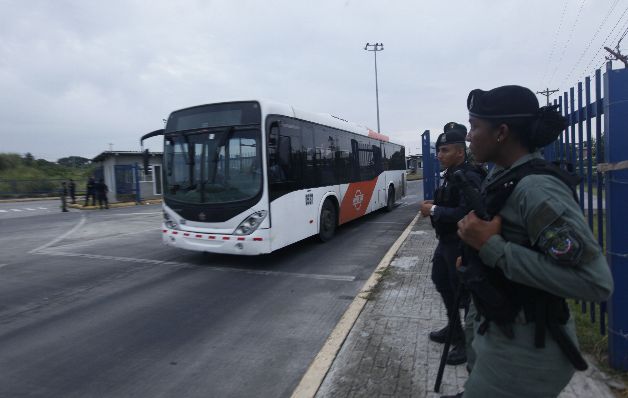Unidades de la Policía Nacional custodiaron la entrada de los patios de Mi Bus. / Edwin González Horas extras, punto esencial que resolver durante arbitraje
