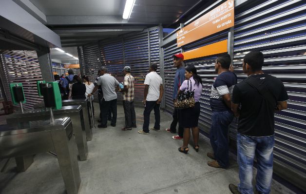 Largas filas para abordar un bus en la 24 de Diciembre. / Edwin González Horas extras, punto esencial que resolver durante arbitraje