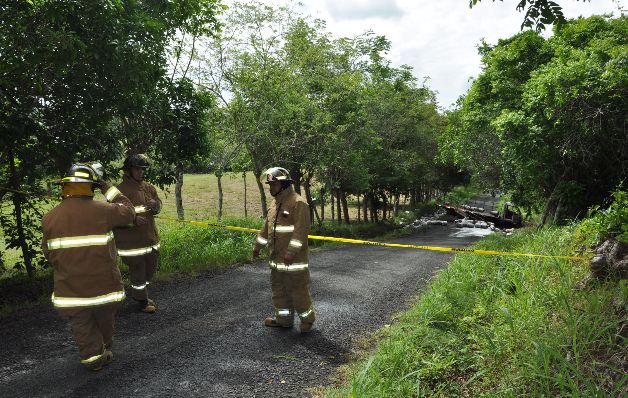 Los bomberos tuvieron que usar concentrado, espuma y agua. / Thays Domínguez Accidente de camión de transporte de tanques de gas deja dos heridos