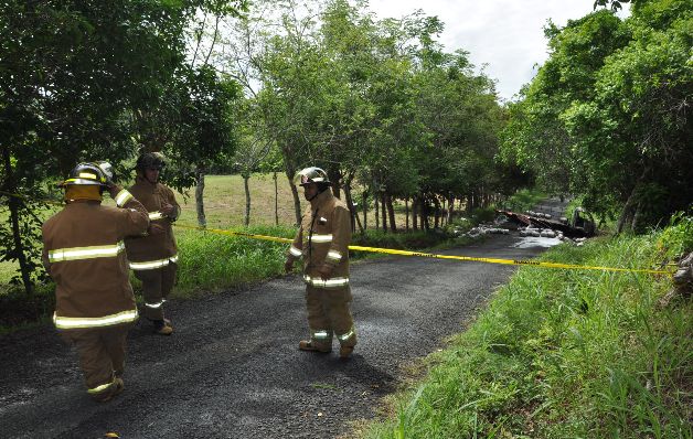 Los bomberos tuvieron que usar concentrado, espuma y agua. / Thays Domínguez Accidente de camión de transporte de tanques de gas deja dos heridos