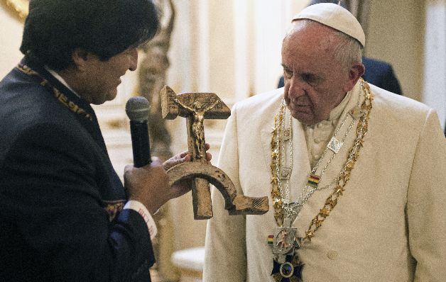 Bolivia defiende regalo del ‘crucifijo comunista’ al papa