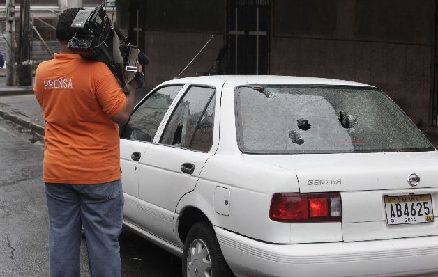 Daños: Los jóvenes involucrados arremetieron contra el vehículo de un medio de comunicación, estacionado en los alrededores del IN, al que arrojaron piedras hasta romper sus vidrios. Usuarios en redes sociales consideran que se trata de delincuentes.