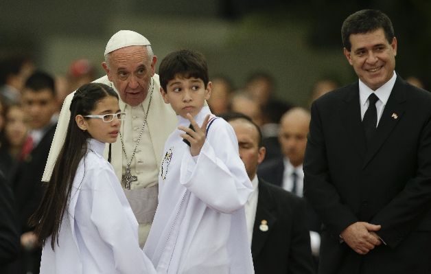 Dos niños conversan con el papa Francisco, que bendijo al coro. Paraguay es la última escala de la gira del papa Francisco