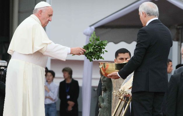 El sumo pontífice bendice una placa en honor a Juan Pablo II. / EFE Paraguay es la última escala de la gira del papa Francisco