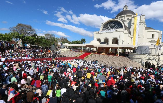 Vista general de la misa oficiada por el papa Francisco en Caacupé. / EFE Papa arremete contra las ideologías desde Paraguay