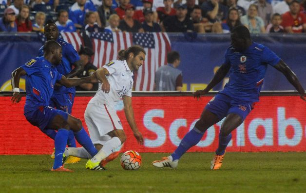 Brad Evans (centro) intenta sacar el balón en favor de Estados Unidos. Panamá está obligado a ganar y a enamorar otra vez a la Marea Roja
