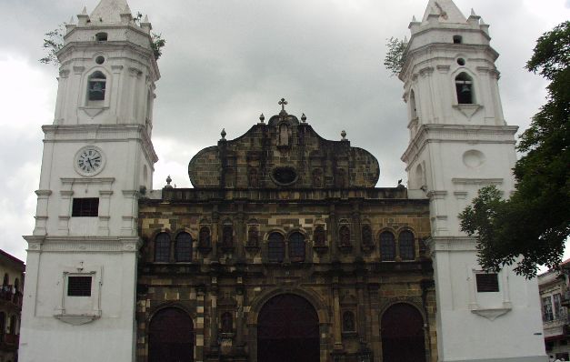 Catedral Basílica. Joya arquitectónica que nacionales y turistas admiran. ¡A salvar las iglesias del Casco Antiguo!