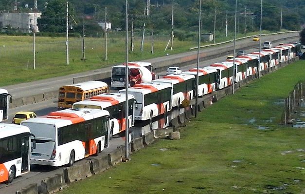 Metrobuses hicieron fila en la terminal para dirigirse al Oeste. / Edwin González Gobierno sin capacidad ni opción para atender 'crisis'