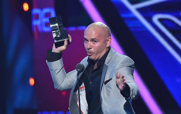 Pitbull le habló alto y claro a Donald Trump: "Cuida'o con 'El Chapo'". / EFE Latinos contra Trump, premios y mucho 'Picky'