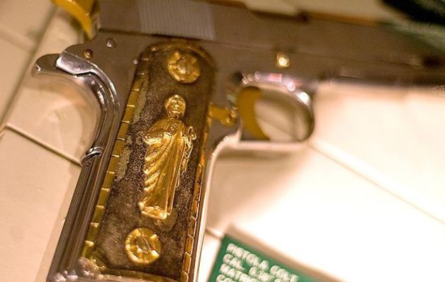 Hallan armas de oro, millones en efectivo y otras excentricidades