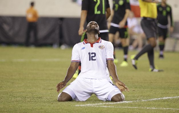 El tico Joel Campbell lamenta la eliminación. En Concacaf repudian la clasificación azteca