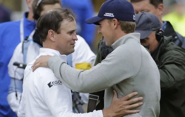 Jordan Spieth (dcha.) felicita a su compatriota Zach Johnson. Conquista gigante