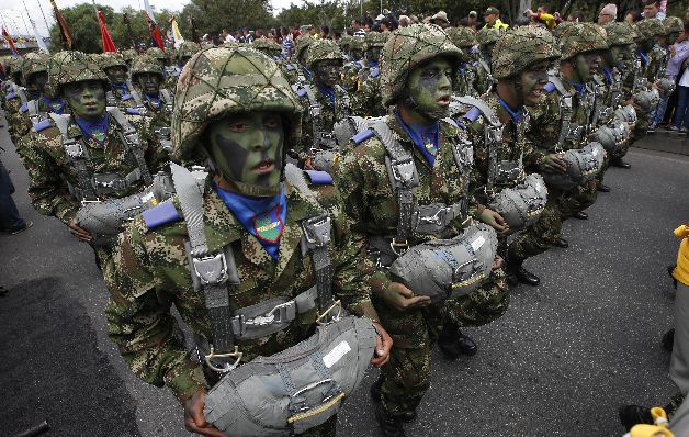 Colombia celebra independencia con desfile militar