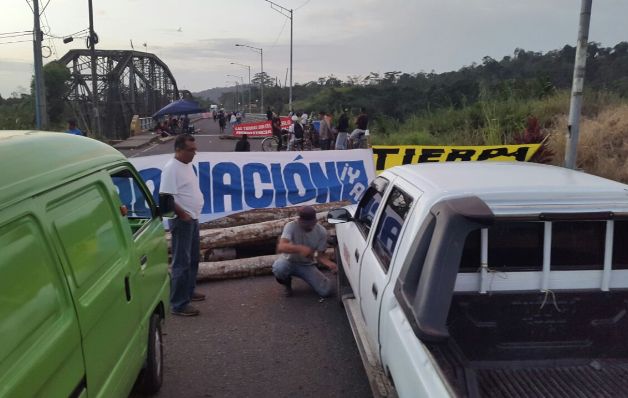 Muchas personas tuvieron que esperar o caminar para pasar. / Leonardo Machuca G. Miles resultan afectados por cierre de vías en Bocas