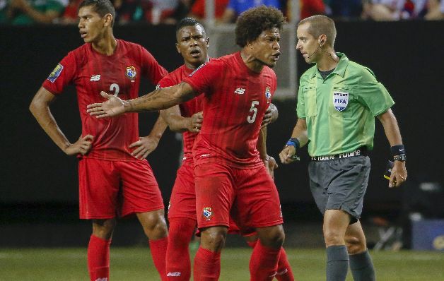 Román Torres (5) discute con el árbitro Mark Geiger. / EFE Indignación general