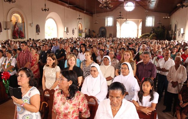 Miles acuden a la misa que cada año se realiza en la catedral. / José Manuel Adames Fiestas de Santiago apóstol: religiosidad, cultura y folclor