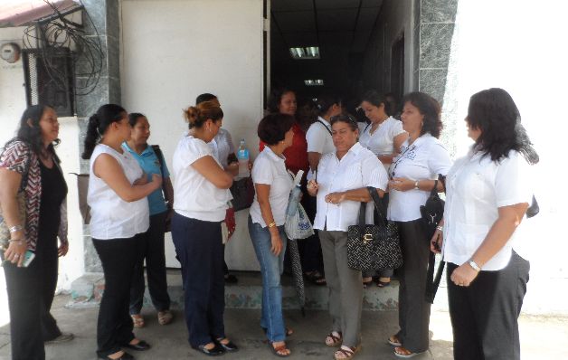 Docentes corren riesgo en estos colegios deteriorados. / José Vásquez Por estructuras deficientes, dan clases en otras escuelas