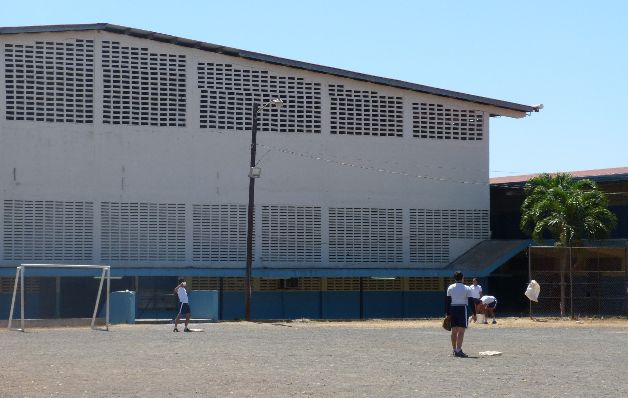 El gimnasio del colegio José Daniel Crespo en mal estado. / Thays Domínguez Denuncian irregularidades en programas educativos