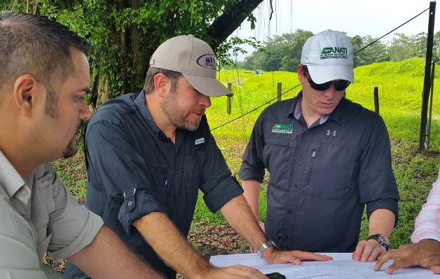 Funcionarios revisan los planos de ubicación de las tierras. / Leonardo Machuca G. Gobierno llega a acuerdo con invasores de tierra en Bocas del Toro