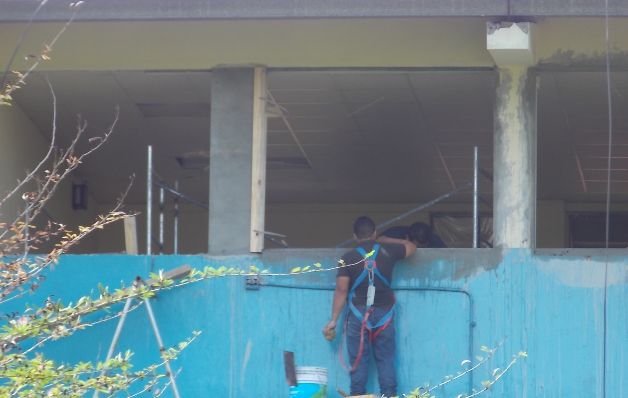Cambian ventanas en un pabellón en el colegio de La Villa. / Zenaida Vásquez Cambios en el clima afectan condiciones de las escuelas