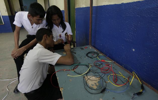 Los jóvenes deben explotar sus habilidades para conseguir empleo. / Víctor Arosemena Sistema educativo no está acorde con mercado laboral