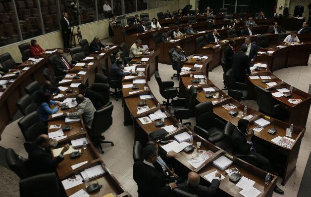   Entre gritos y ofensas, diputados logran citar a funcionarios al Pleno 