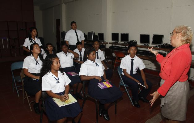 Escuelas no están listas  para jornada única, según docentes 