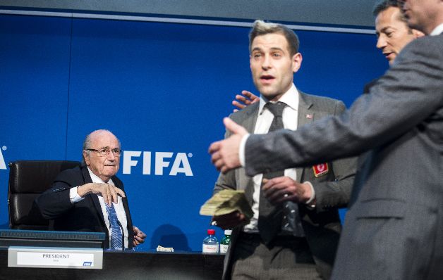 Blatter es bañado con dólares por Simon Brodkin 