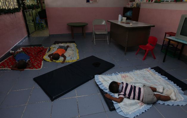 Niños asisten a Coif ilegales