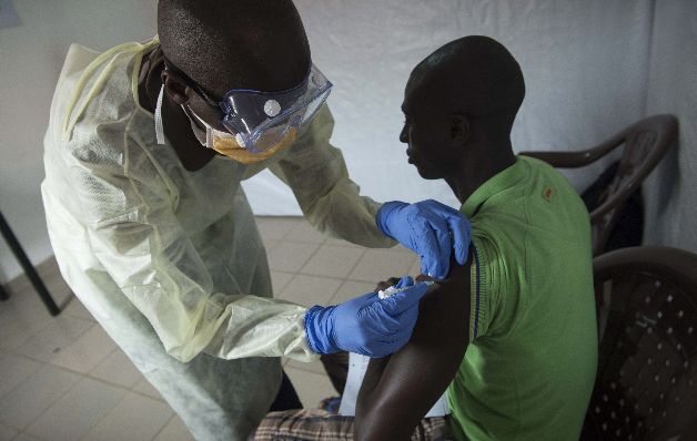 Nueva vacuna podría detener el ébola en África