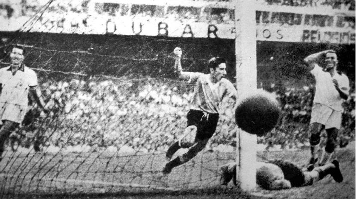 Ghiggia marcó el gol con que Uruguay ganó el Mundial de 1950 contra Brasil, en el Maracaná. / Foto: AP