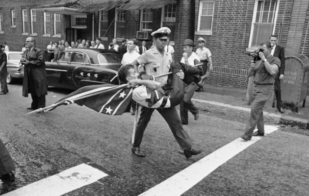 Manifestante lleva la bandera en 1963. Foto/ AP