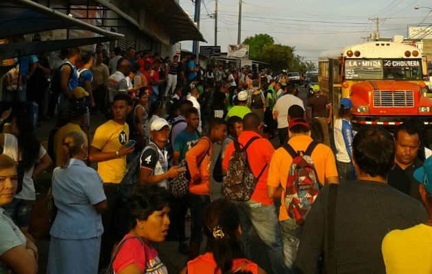 La parada del Rey de La Chorrera se encuentra abarrotada de usuarios. Foto: Pablo Castillo Miranda