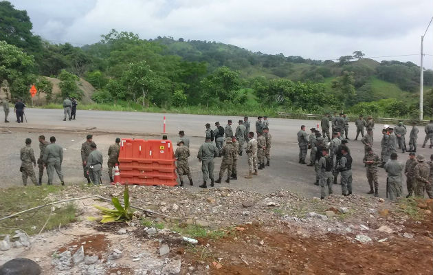 La policía se encuentra en el área para garantizar la paz. Foto: Raimundo Rivera