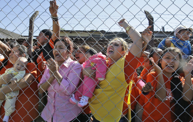 Reclusas le piden la bendición al papa. Foto/ AP