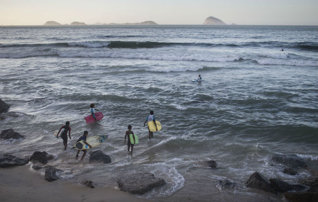 Entran en el agua en la playa de Sao Conrado. Foto/ AP