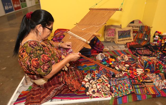 Una artista. La tejedora, creando un bello huipil (Vestido Nacional de Guatemala). Arte que realiza con amor y paciencia, cuidando los detalles. / Marly Domínguez. Mayté era un alma herida, pero halló alivio y la ruta