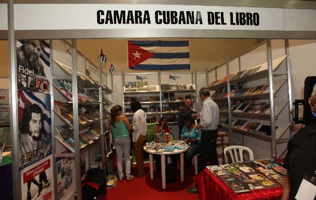 En su stand los cubanos tienen música, esa pegajosa música suya. / Marly Domínguez. Mayté era un alma herida, pero halló alivio y la ruta