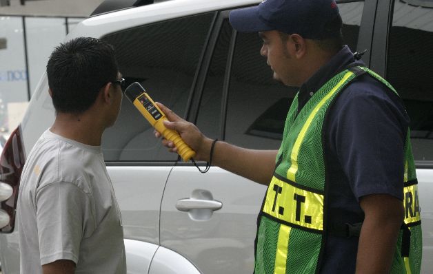 Todo conductor que sea sorprendido en estado de ebriedad será retenido hasta que se le pase el efecto y, posteriormente, tendrá que prestar servicio social, así lo quieren establecer a través del anteproyecto. Los peatones son un riesgo natural para los conductores