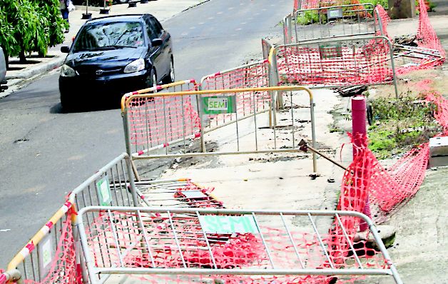 Las personas se han quedado sin aceras por trabajos inconclusos. / Víctor Arosemna Clientes pagan por obras de soterramiento que no ven