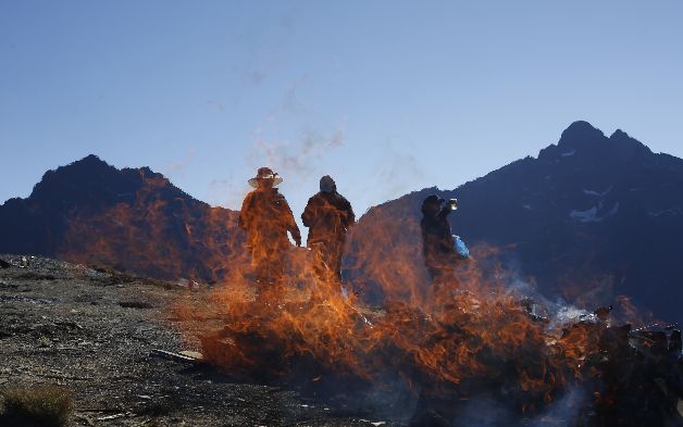 Bolivia inicia el mes de ofrendas a 'Pachamama' con varios rituales